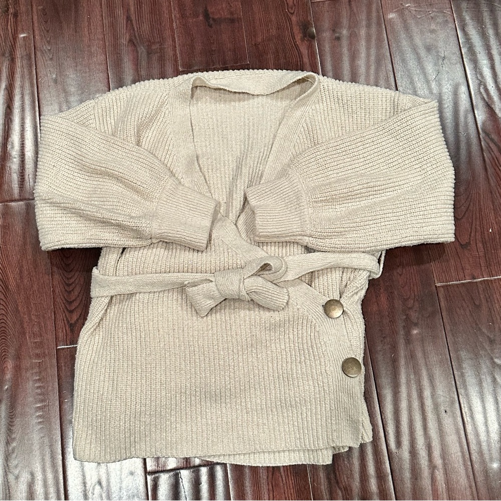Cream wrap sweater with belt and gold details - Picture 4 of 6